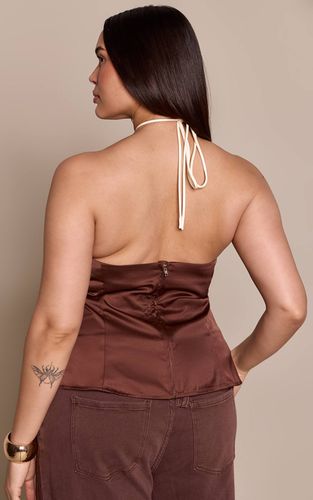 Dark Chocolate Haut Dos-nu En Satin Avec Détails Contrastants Grande Taille | Taille 46 - PrettyLittleThing - Modalova