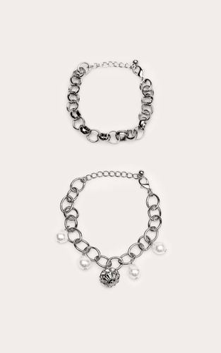 Silver Bracelet Double Chaîne Avec Breloques Perles - PrettyLittleThing - Modalova