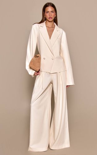 Almond Pantalon Large Plissé À Jambes Évasées Coupe Ajustée | Taille 42 - PrettyLittleThing - Modalova