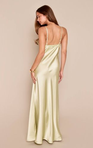 Pale Lime Robe Longue En Satin Avec Détail De Dentelle Et Nœud Sur Le Devant | Taille 42 - PrettyLittleThing - Modalova