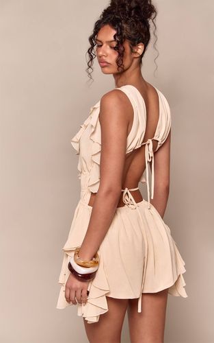 Almond Combi-short En Mousseline À Décolleté Plongeant Avec Détails À Volants | Taille 42 - PrettyLittleThing - Modalova