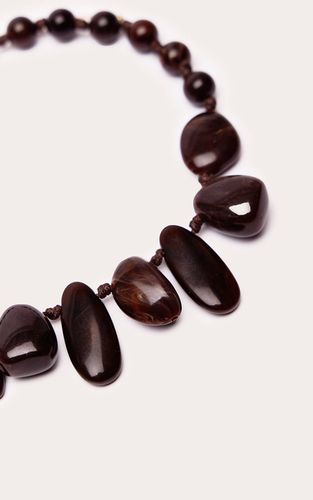 Dark Chocolate Collier Plastron En Résine Abstraite - PrettyLittleThing - Modalova