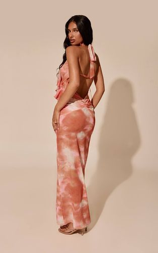 Robe Maxi En Mousseline À Imprimé Abstrait Avec Décolleté Plongeant Et Détail De Volants | Taille 42 - PrettyLittleThing - Modalova