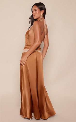 Robe Longue Satinée Dos Nu À Col Licou Avec Empiècements Contrastés | Taille 42 - PrettyLittleThing - Modalova