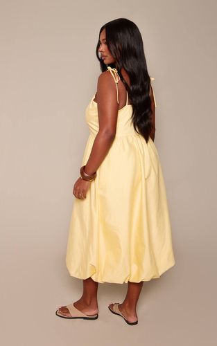 Yellow Robe Maxi Droite Grande Taille Avec Détail Bretelles Nouées | Taille 46 - PrettyLittleThing - Modalova