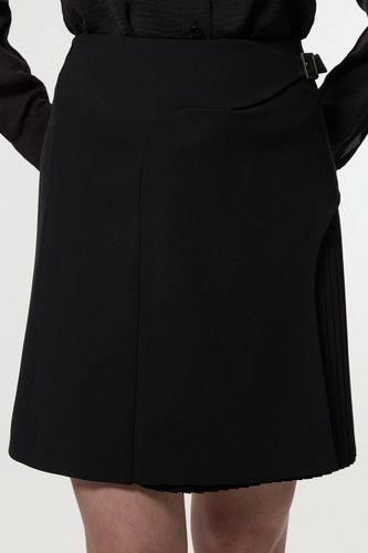 Mini-jupe Plissée Ajustée avec Détail Boucle | Taille 16 - KarenMillen - Modalova