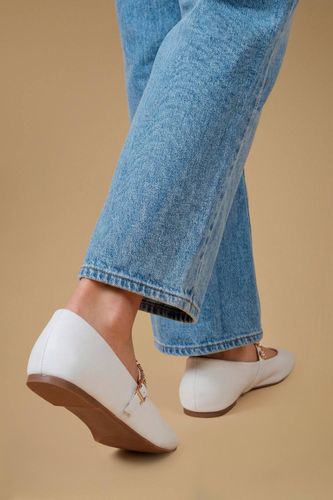 Ballerines Style Salomé Jem En Synthétique Avec Détail Broche Fleur | Taille 8 - Oasis - Modalova