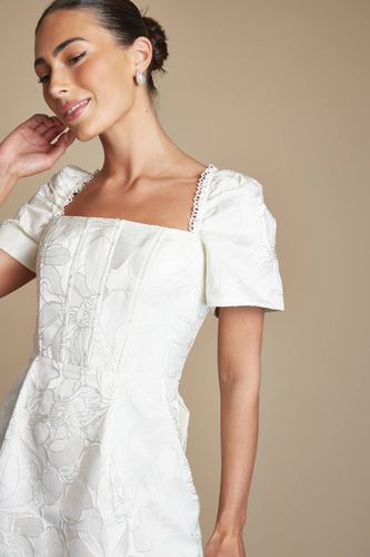 Robe De Mariée Courte À Col Carré En Jacquard Avec Manches Courtes Et Détail Nœud | Taille 46 - Coast - Modalova