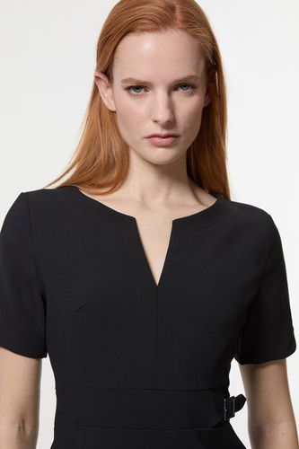 Mini robe Tailored Military Pleat à manches courtes | Taille 16 - KarenMillen - Modalova