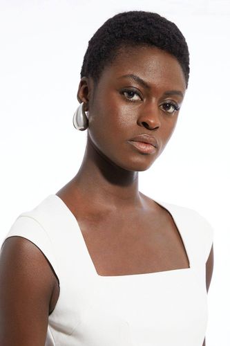 Robe midi épurée à col carré et jupe pleine | Taille 16 - KarenMillen - Modalova