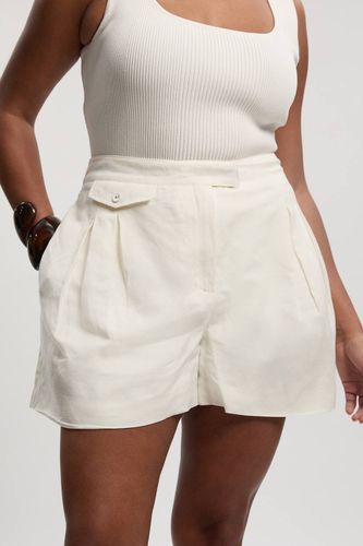 Short grande taille en viscose et lin tissé avec détails poches | Taille 20 - KarenMillen - Modalova