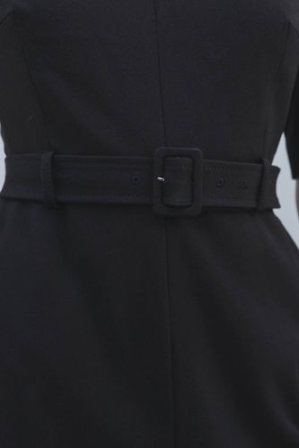Petite combinaison structurée en crêpe avec ceinture intemporelle | Taille 16 - KarenMillen - Modalova