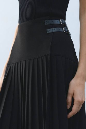 Jupe Maxi Plissée en Crêpe Ajustée avec Détails de Boucles | Taille 14 - KarenMillen - Modalova