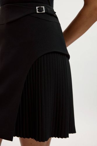 Jupe Mini Plissée Ajustée avec Détail Boucle | Taille 16 - KarenMillen - Modalova
