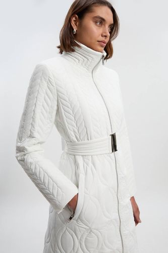 Manteau Matelassé Mi-Long à Ceinture avec Détails de Coutures Multiples | Taille 12 - KarenMillen - Modalova