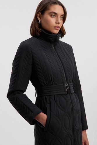 Manteau Matelassé Mi-Long à Ceinture avec Détails de Coutures Multiples | Taille 10 - KarenMillen - Modalova