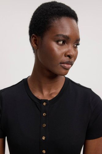 T-shirt Col Rond Côtelé en Viscose avec Boutonnage | Taille Medium - KarenMillen - Modalova