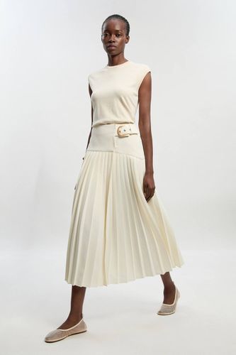Jupe Longue Petite en Crêpe Tailleur Plissée Portefeuille avec Détail Boucle | Taille 16 - KarenMillen - Modalova