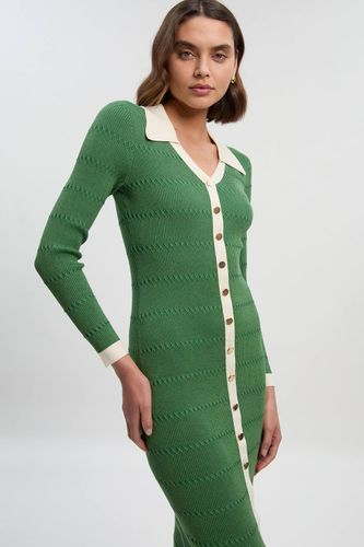 Robe Midi Tricotée en Viscose avec Détails Côtelés et Boutons Couleur Contrastante | Taille Medium - KarenMillen - Modalova