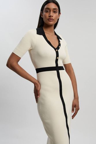 Robe Midi Petite À Manches Courtes Avec Col, Maille Côtelée Et Détail Contrastant À La Taille | Taille Medium - KarenMillen - Modalova