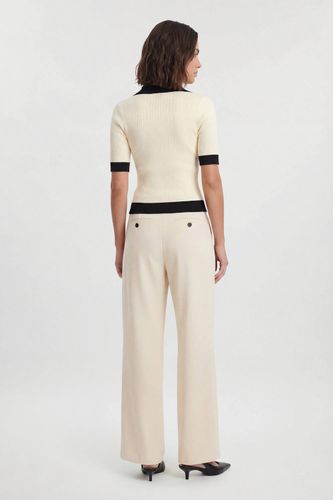 Haut À Manches Courtes Avec Col En Maille Côtelée Et Détail D'ourlet Contrasté | Taille Medium - KarenMillen - Modalova