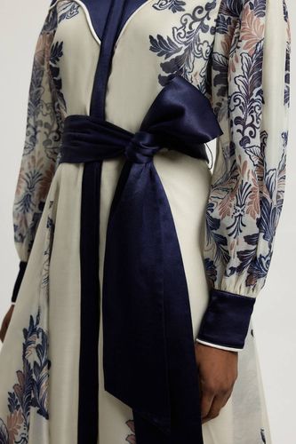 Robe Longue En Organdi Et Satin À Imprimé Foulard | Taille 16 - KarenMillen - Modalova