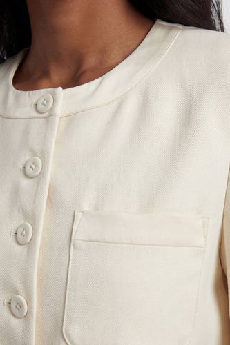 Blazer Court Ajusté Sans Col En Satin Style Smoking Petite | Taille 16 - KarenMillen - Modalova