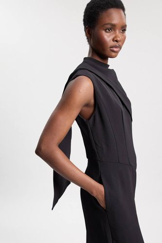 Combinaison Pantalon Petite En Crêpe Ajusté Avec Cape Asymétrique Et Détail Col Drapé | Taille 16 - KarenMillen - Modalova