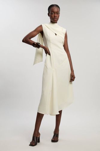 Robe Midi En Crêpe Ajustée Avec Cape Asymétrique Et Détail Col Cape | Taille 16 - KarenMillen - Modalova