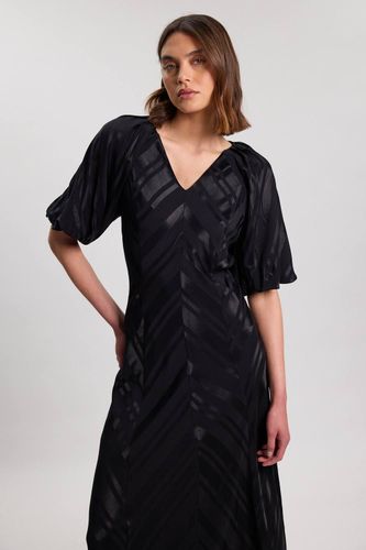 Robe Midi Fluide À Manches Courtes Avec Détail De Tissu À Rayures | Taille 16 - KarenMillen - Modalova