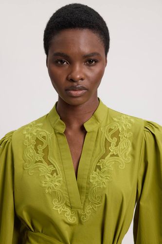 Chemisier En Popeline Avec Détail Brodé Et Ceinture | Taille 16 - KarenMillen - Modalova