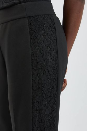 Pantalon Large Tailleur En Tissu Stretch Compact Avec Empiècements En Dentelle | Taille 18 - KarenMillen - Modalova