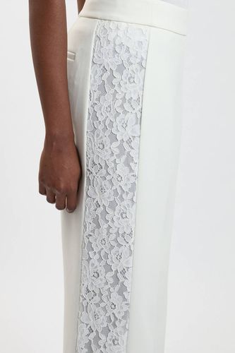 Pantalon Large Tailleur En Tissu Stretch Compact Avec Empiècements En Dentelle | Taille 18 - KarenMillen - Modalova