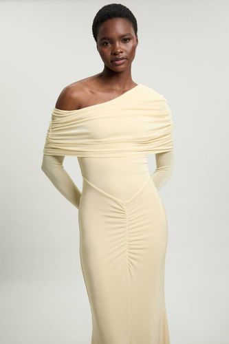 Robe Maxi Petite En Crêpe Fluide À Épaules Dénudées Avec Détails Froncés Et Ourlet Sirène | Taille Medium - KarenMillen - Modalova