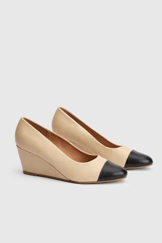 Chaussures De Ville À Bout Amande Avec Empiècement, Talon Compensé Moyen, Coupe Large | Taille 41 - Wallis - Modalova