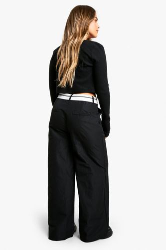 Petite Pantalon Tailleur à Jambes Larges et Taille Inversée | Taille 44 - boohoo - Modalova