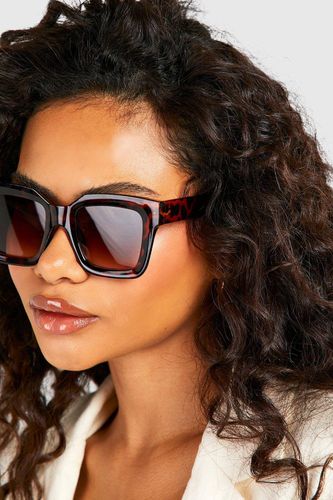 Lunettes de soleil à monture carrée en écaille de tortue - boohoo - Modalova