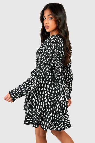 Petite robe portefeuille tissée à imprimé smudge et volant | Taille 44 - boohoo - Modalova