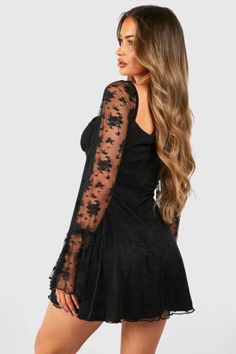 Robe courte en dentelle à manches évasées | Taille 46 - boohoo - Modalova