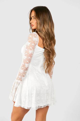 Robe courte en dentelle à manches évasées | Taille 46 - boohoo - Modalova