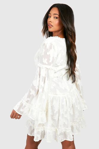 Grande taille - Robe courte à volants et motif jacquard | Taille 48 - boohoo - Modalova