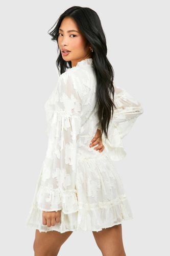 Petite Robe Mini en Burnout à Volants | Taille 44 - boohoo - Modalova