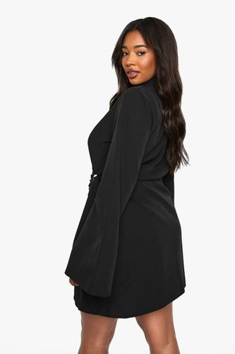 Plus Robe Blazer Cintrée avec Ceinture Nouée et Détail Boucle | Taille 48 - boohoo - Modalova