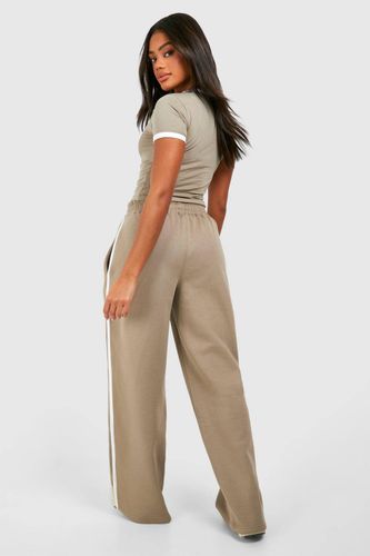 Ensemble à surpiqûres avec t-shirt et jogging droit | Taille Medium - boohoo - Modalova