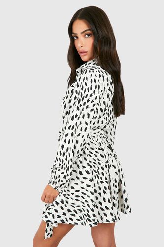 Robe Patineuse Chemise À Imprimé Maculé Petite Taille | Taille 38 - boohoo - Modalova