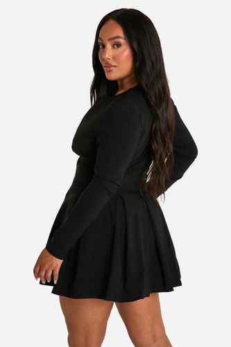 Robe grande taille à manches longues avec détails corset, décolleté plongeant et ourlet plissé | Taille 48 - boohoo - Modalova