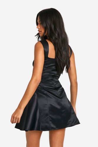 Robe patineuse structurée en satin haut, col carré | Taille 46 - boohoo - Modalova