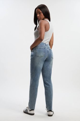 Basics Jeans évasés | Taille 16/32L - boohoo - Modalova