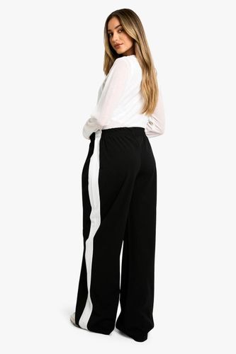 Pantalon Maternité à Large Jambe avec Bande Contrastante sur le Côté | Taille 46 - boohoo - Modalova