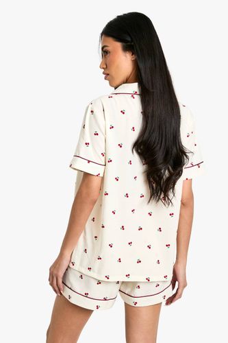 Ensemble pyjama chemise à manches courtes et short avec imprimé cerise et détails de pipiage | Taille 44 - boohoo - Modalova